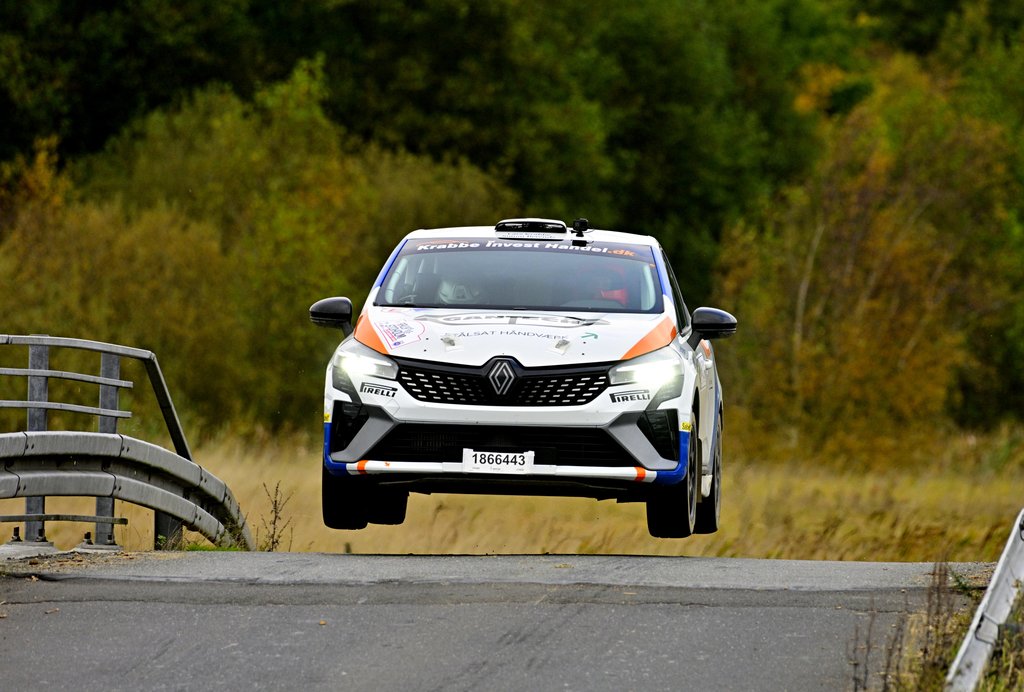 Jacob Pallesen og Sarah Haulrik flyver elegant hen over en bro i deres Renault Clio Rally5
(Foto: Michael Eisenberg)